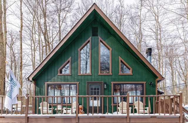Cozy Chalet Nestled in the Woods by Arrowhead Lake