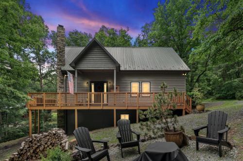 Cozy Chalet w Hot Tub Loft Fire Pit & Grill
