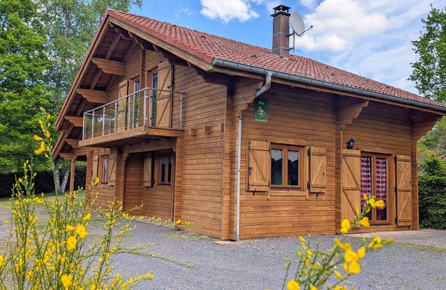 Cozy chalet with fireplace in Taintrux