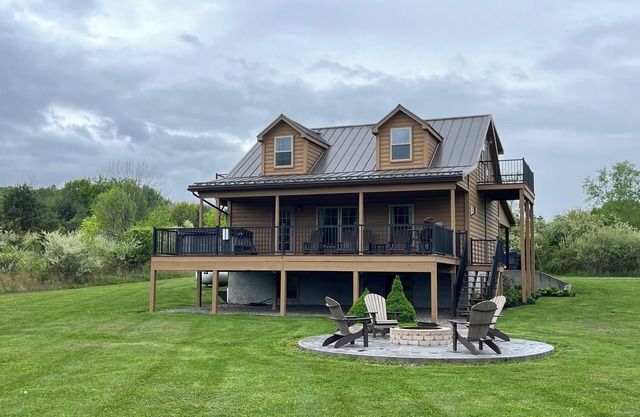 Cozy Chateau cabin with hot tub, pool table, and view of Seneca Lake, close to Wine trail