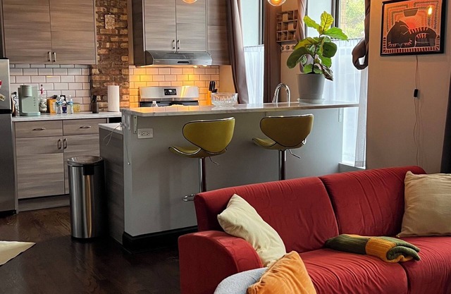 Cozy & Chic 2BR Loft on 18th St in Chicago