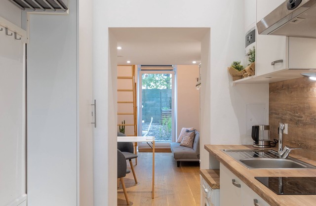 Cozy City Studio, big Private Garden, 8 min to city center