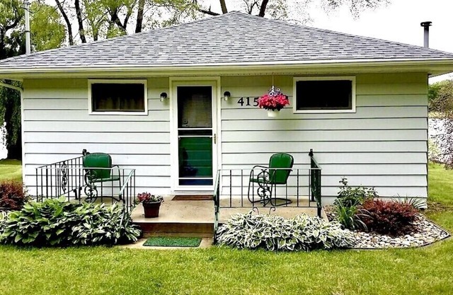 Cozy Classic Cottage Right on The Water + Private Dock