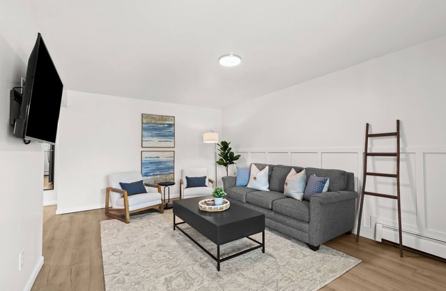 Cozy & Clean 2nd Floor Apt. - King Bed | Workspace