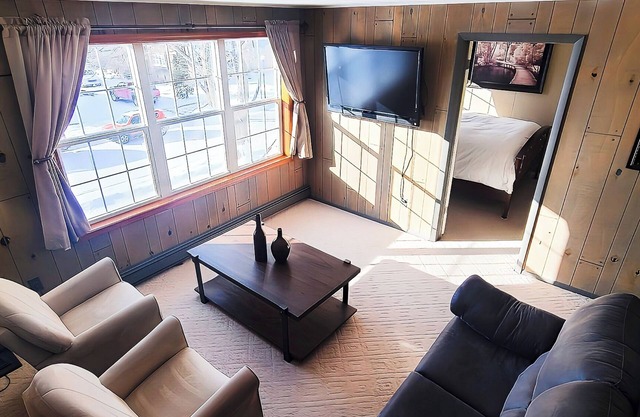 Cozy & Clean Loft Near Lake Michigan – Ideal for Work & Play!