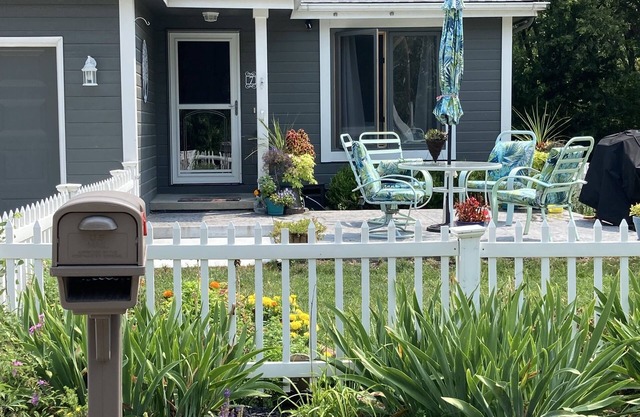 Cozy, Clean & Quiet. Home in the Hills. Close to DT Omaha; Market; Zoo; Gardens