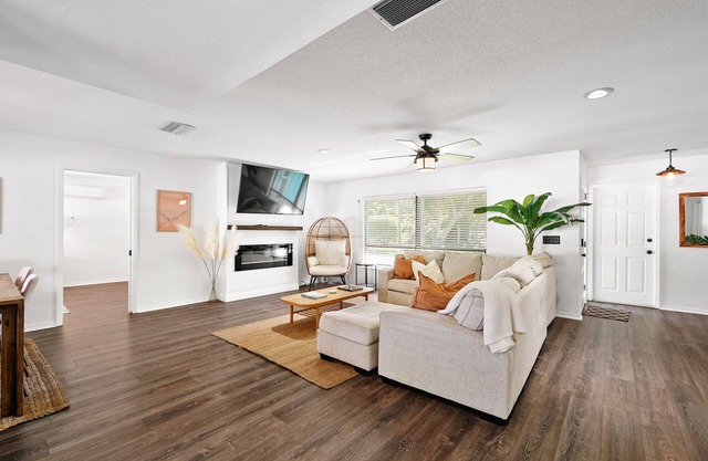 Cozy Coastal Home: Pool + Close to Beaches