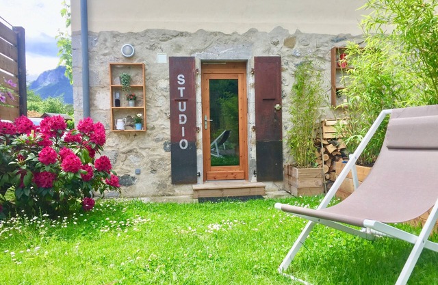 Cozy cocoon on the edge of Lake Annecy