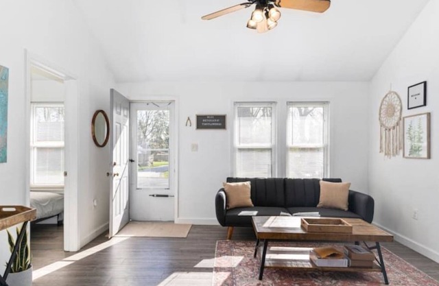 Cozy Cocoon w/ Vast Fenced Backyard in Southfield