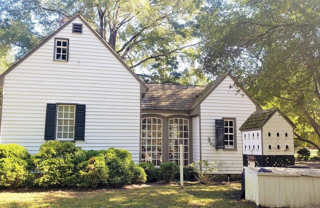 Cozy Colonial 1740 Cottage