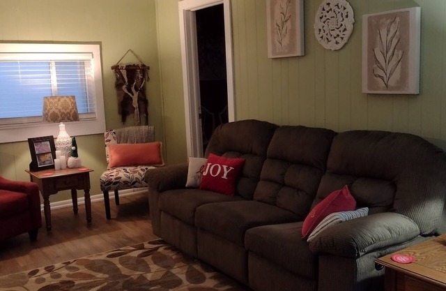 Cozy, comfortable and close to Cleveland-Canton-Skiing & Cuyahoga Natl. Park