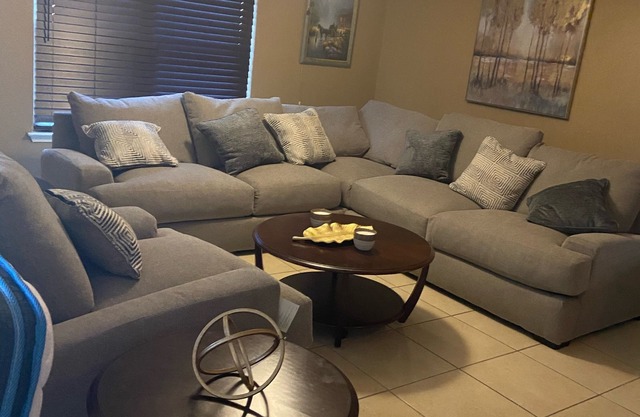Cozy Comfortable Living- Major highways and attractions near by
