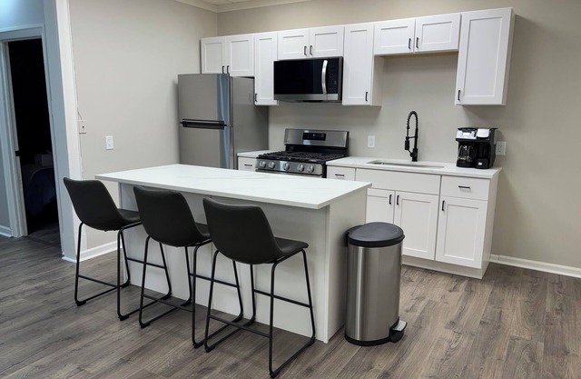 Cozy completely remodeled 1-bedroom apartment in the heart of Downtown Oxford.