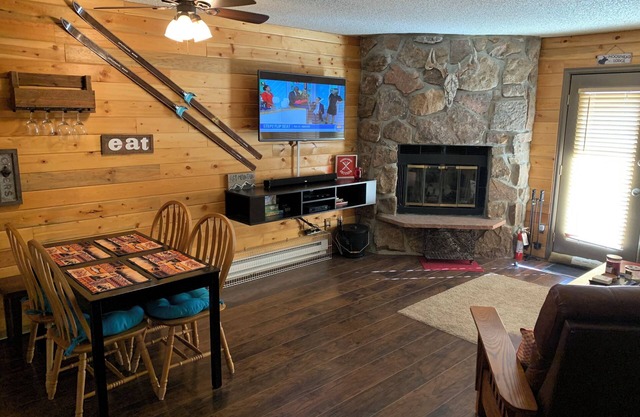 Cozy Condo, 3 beds, 2 baths, kitchen, near RMNP, Hiking, Golf, Skiing and More!