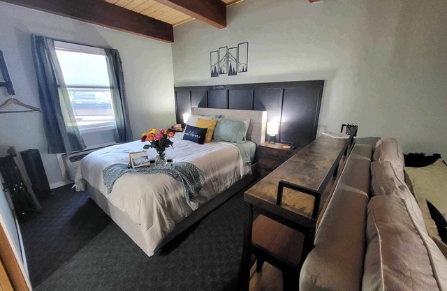 Cozy condo in charming Mancelona on ski/golf resort.