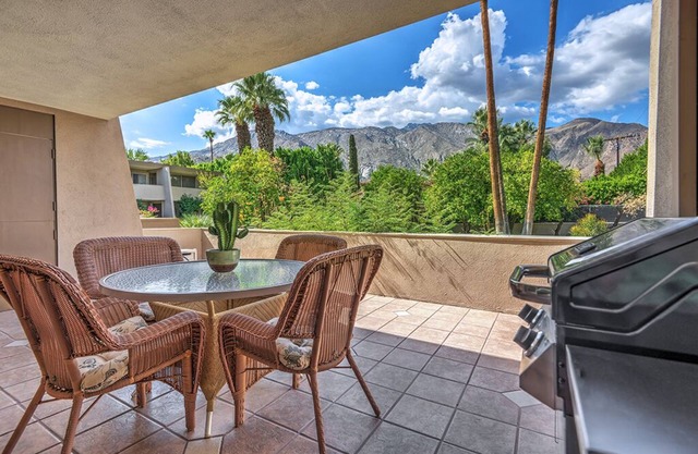 Cozy Condo in Old Las Palmas, Steps to Downtown Dining, Shops & More! - Villas D