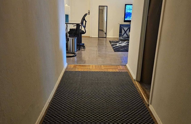 Cozy Condo Quiet Neighborhood In The Bronx! 30 minutes to Manhattan