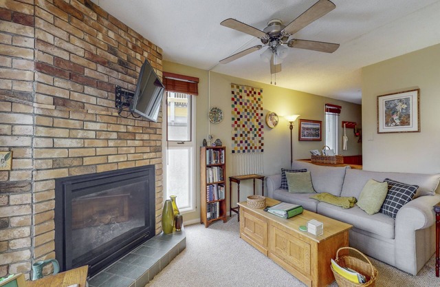 Cozy Condo with 3 Pools, Sauna, Hot tubs, Tennis - Walk to Sugarbush Resort