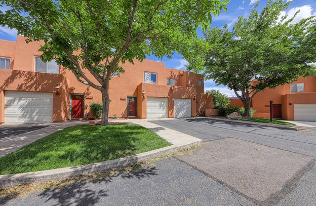 Cozy Condo with Moab Rim View, Wifi, Fireplace, Grill, and Seasonal Heated Pool