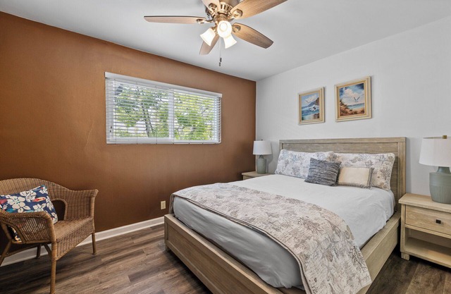 Cozy Condo With New AC, Steps from Balboa Ferry and Peninsula Beach Access