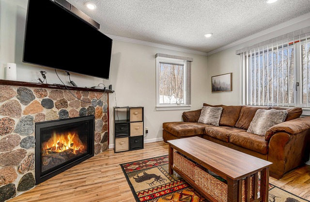 Cozy Condo with Shared Pool & Tennis, Fast WiFi, Private Deck & Gas Fireplace