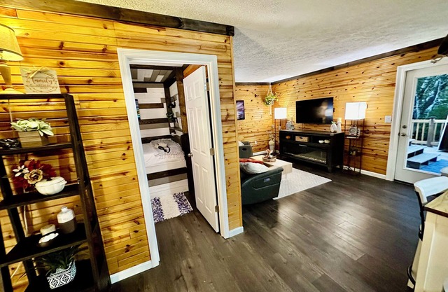 Cozy, Contemporary Cottage on the Creek!