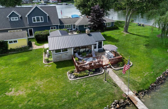 Cozy contemporary Lakefront Cottage