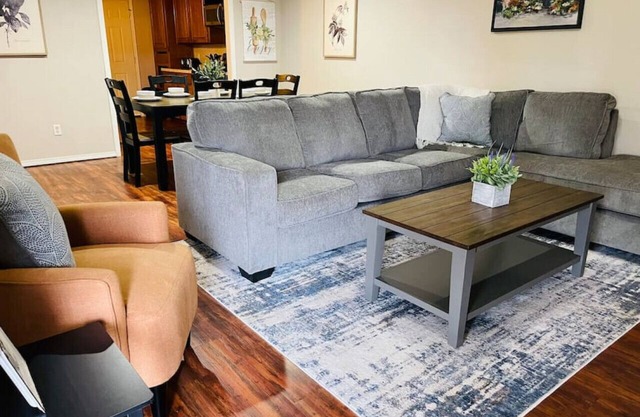 Cozy & Convenient Duplex: Free WIFI, washer/dryer