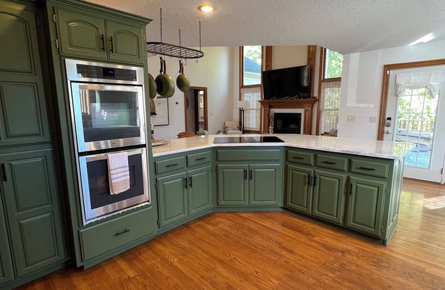 Cozy Copper Oaks ! Lake Views ! 7Bed 3.5 Bath with Full Basement