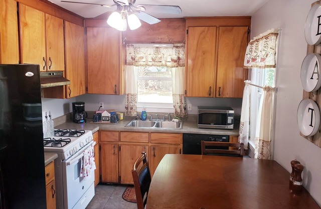 Cozy Corner house with garden located 15 to 20 mins from beach