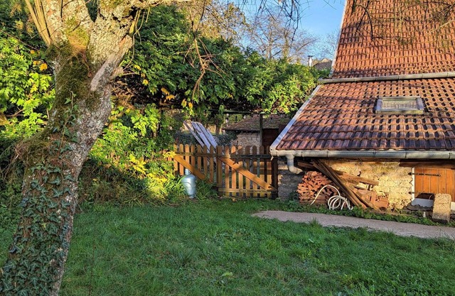 Cozy cottage with stove, shared garden, near castles