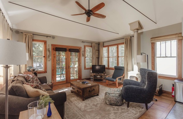 Cozy Cottage, 1000 ft to beach, deck, grill, and gazebo!