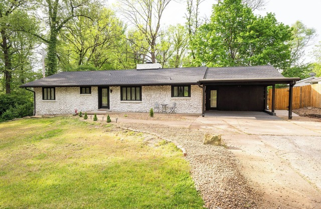 Cozy Cottage, 3 mins from EVV, fenced yard