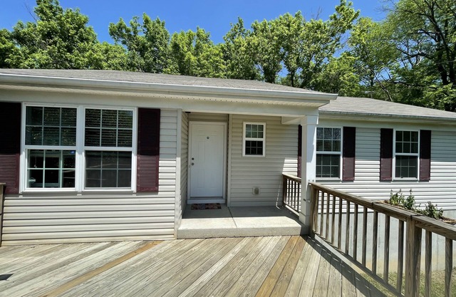 Cozy Cottage at Oak Creek Campground (pool, pet friendly, dog park, near Ark)