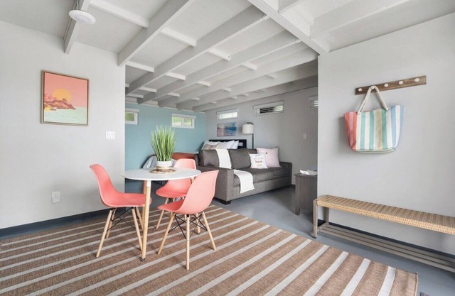 Cozy Cottage blocks from the Bay!