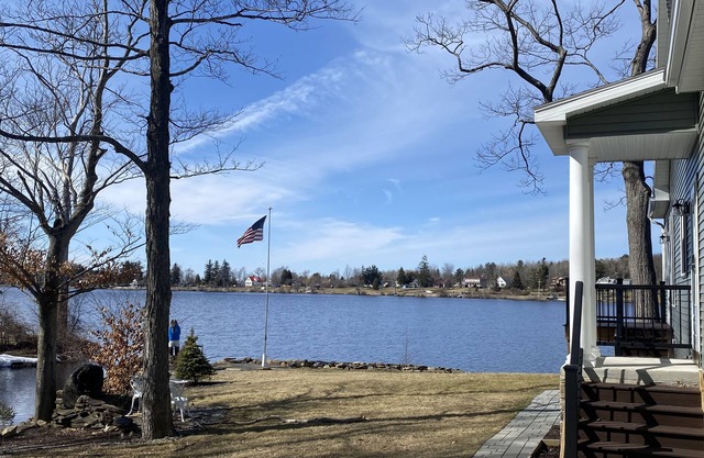 Cozy cottage-breathtaking sunsets. Lake front. Close to casino & racetrack.