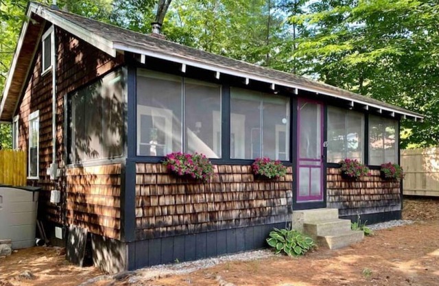 Cozy Cottage Close to Webster Lake with Hot Tub