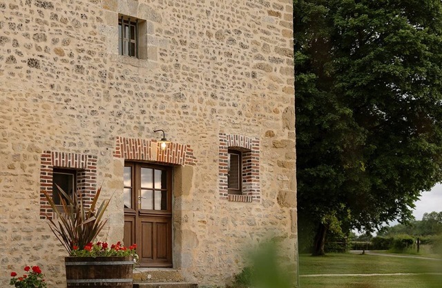 Cozy cottage for two on the prestigious Courtomer Estate — pets welcome!