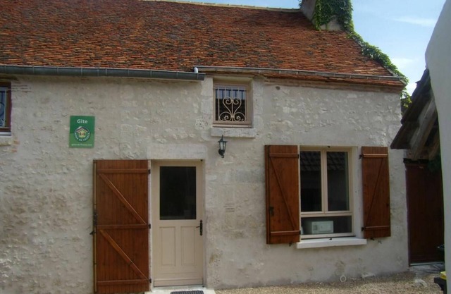 Cozy Cottage near Loire Valley Castles & Sologne, Sleeps 4, Private Terrace, Parking Included