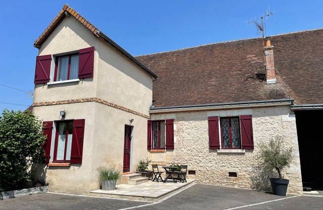 Cozy cottage in Veuzain-sur-Loire near castles