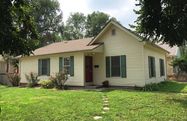 Cozy Cottage, Fully Furnished, Quiet Downtown Neighborhood