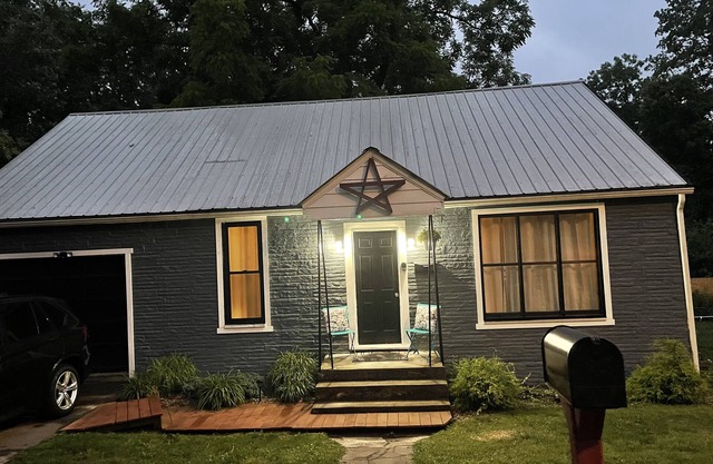 Cozy Cottage in Fayetteville. Coolest Small mountain top town , Pet Friendly!