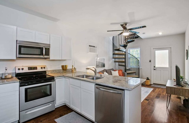Cozy Cottage in Quiet Uptown