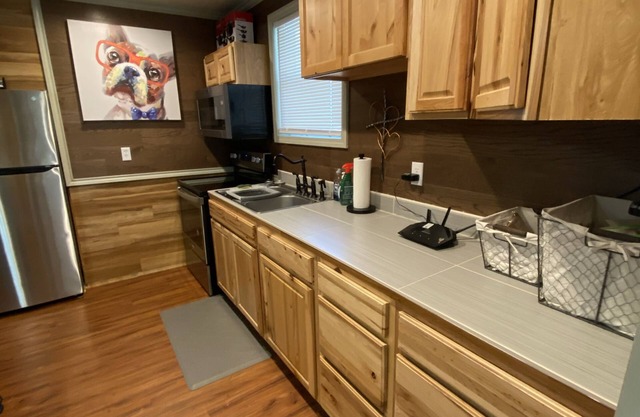 Cozy cottage in the country w/hot tub! 20 minutes away from downtown Austin