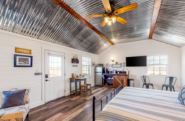 Cozy cottage in Wine Country with AC/heat, private deck, & high-speed WiFi