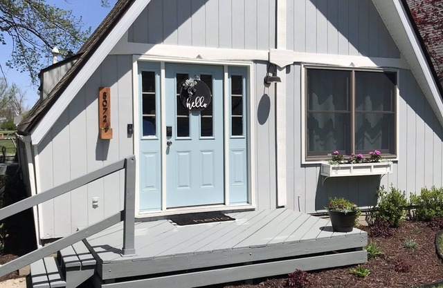 Cozy cottage—lake Wawasee channel— easy access to lake