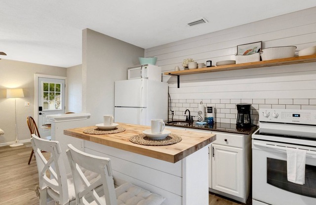 Cozy Cottage Near Boat Launch, Downtown Bradenton, and AMI