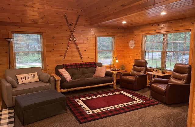 Cozy cottage near snowmobile trail & sandy beach!