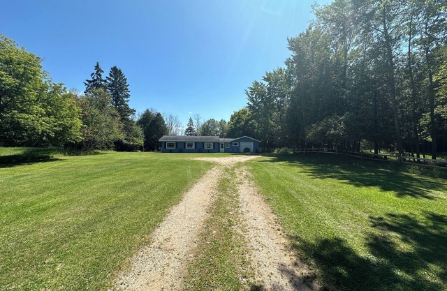 Cozy cottage on Little Bay De Noc minutes away from a public boat launch!