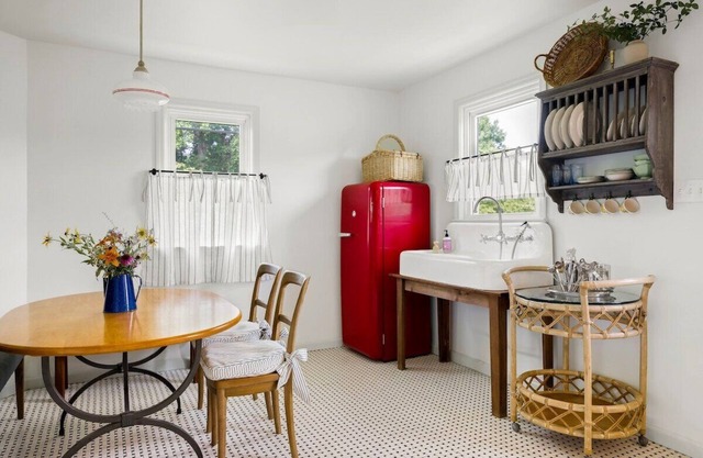 Cozy cottage on Sprawling 55 Acre Horse Farm